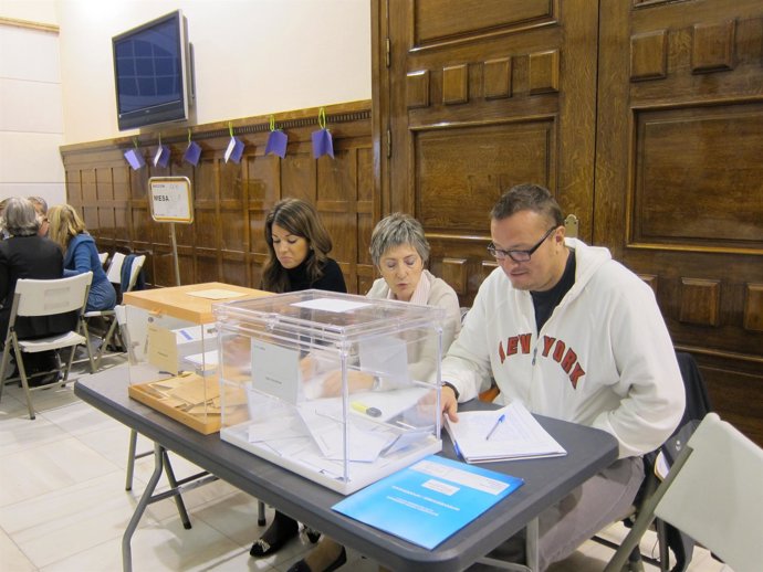 Una De Las Mesas Electorales