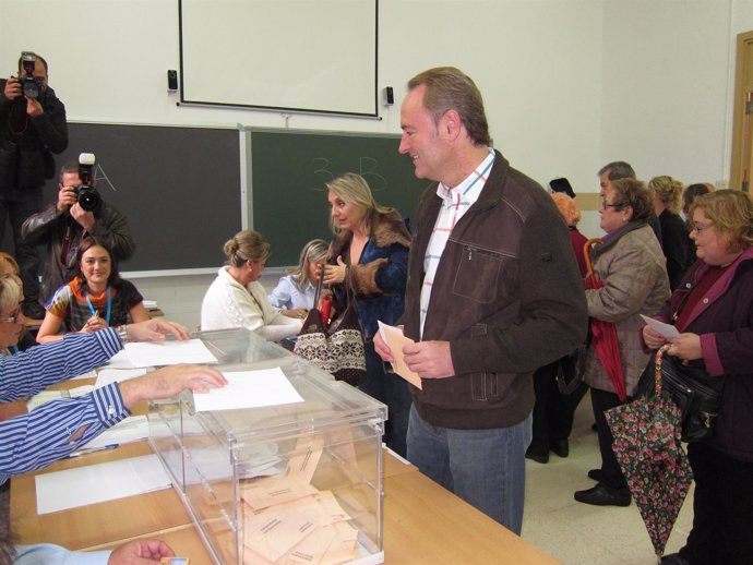 Alberto Fabra Mientras Votaba En Castellón
