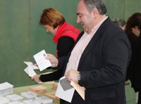 Tirado vota con su carné de conducir por haber extraviado el DNI