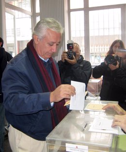 El Presidente Del PP-A, Javier Arenas, Votando En Un Colegio De Sevilla