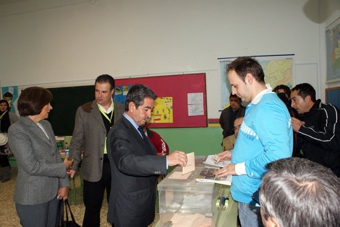 Revilla, Candidato Del PRC, Votando En Astillero 