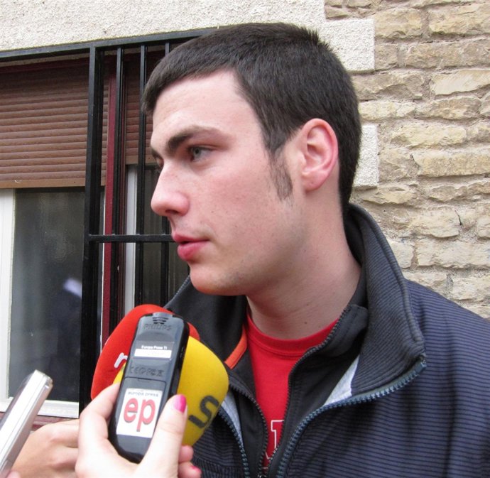 Rubén Esteban (IU) Atiende A Los Medios Tras Ejercer Su Derecho A Voto