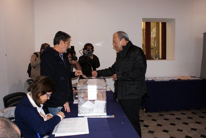 López Marcano, Candidato Del PRC Al Senado, Votando En Torrelavega