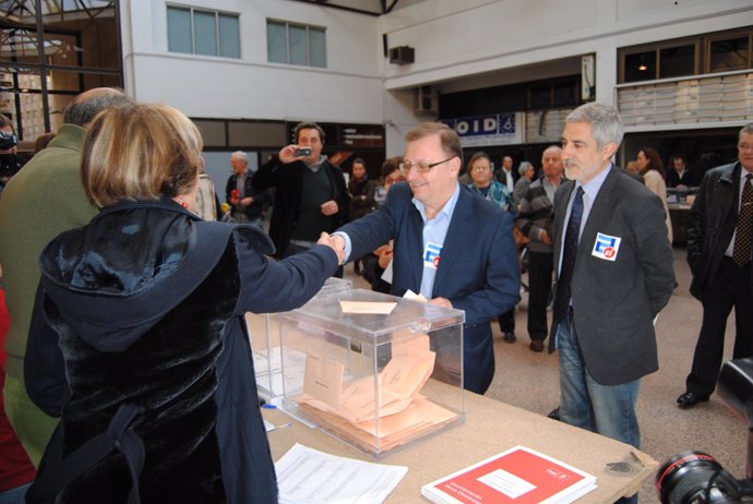 Llamazares Acompaña A Iglesias A Votar El 20N