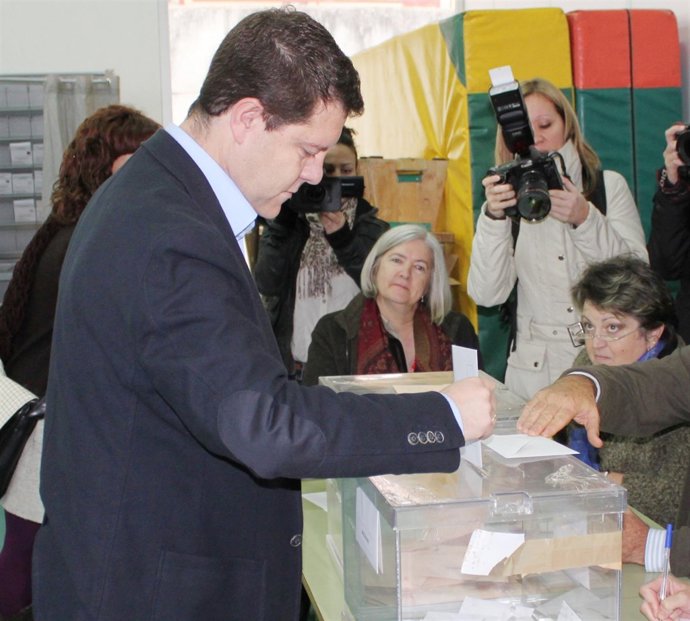 EMILIANO GARCÍA-PAGE  VOTANDO