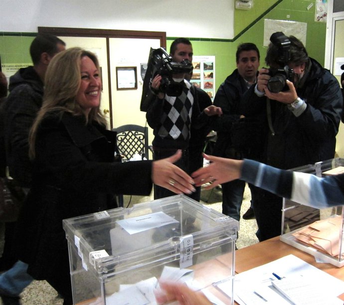 Trinidad Jiménez Visita Un Colegio Electoral