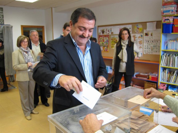 Gonzalo Piñeiro Vota En Las Escuelas De San Martín