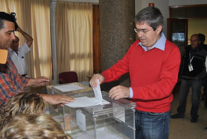 El Alcalde De San Bartolomé Votando En El 20N