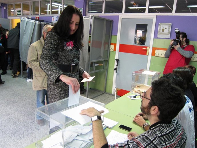 Patricia Acha De Upyd Votando