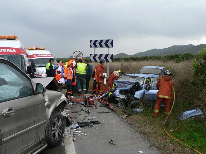 Choque De Dos Turismos En Ribarroja