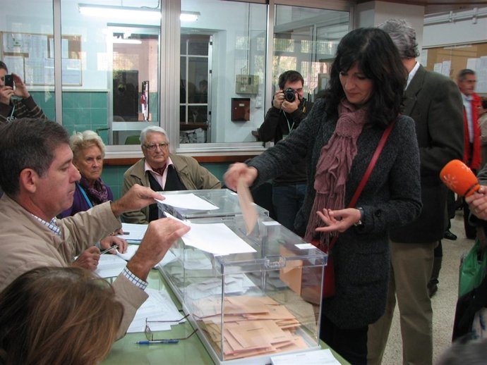 La Secretaria General Del PA, Pilar González, En El Momento De Votar