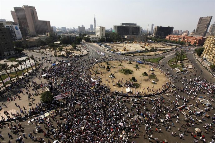 Miles De Egipcios En La Plaza Tahrir De El Cairo