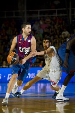 Juan Carlos Navarro Conduce El Balón Ante La Oposición De Un Rival