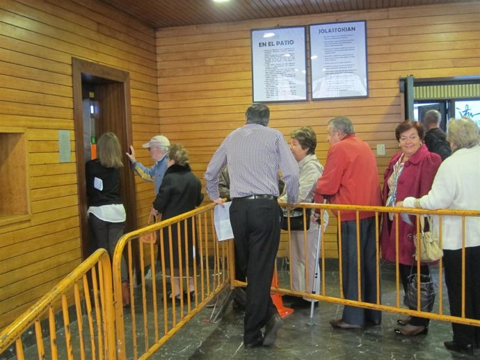 Votantes Esperando En Un Colegio De Bilbao