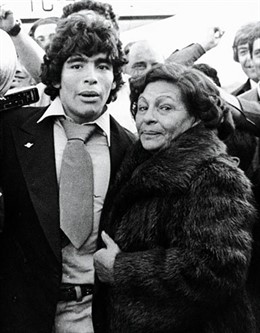 Maradona Con Su Madre, Doña Tota