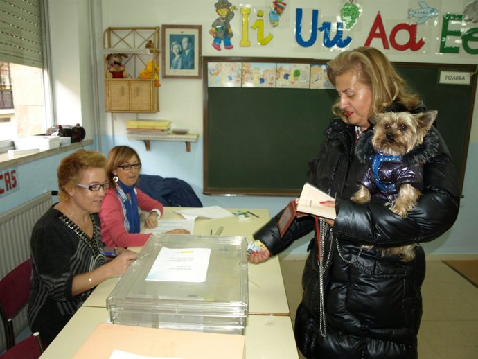 Señora Vota Con Su Perro         