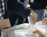 La participación alcanza el 57,56% a las 18.00 horas en Andalucía, casi dos puntos menos que en 2008