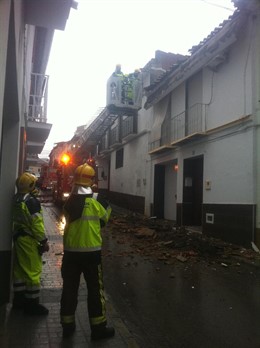Los Bomberos Intervienen Por Un Desprendimiento En Una Fachada