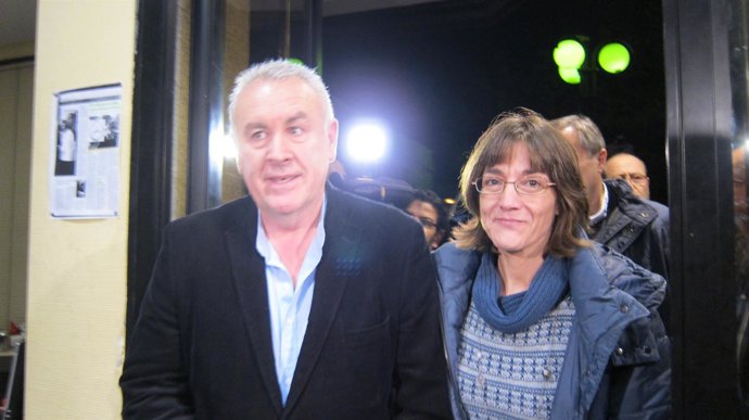 Cayo Lara Entrando A La Sede De IU En La Noche Del 20N