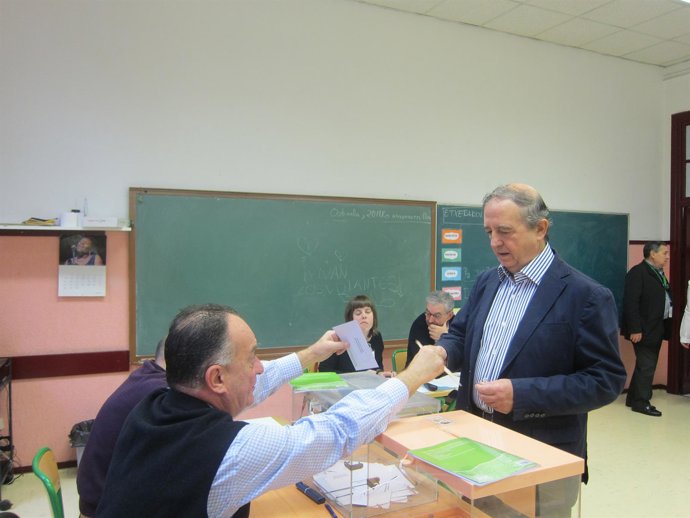 Anasagasti Votando En Su Colegio Electoral De Bilbao