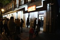 Seriedad y resignación entre los simpatizantes socialistas que siguen el escrutinio desde Ferraz