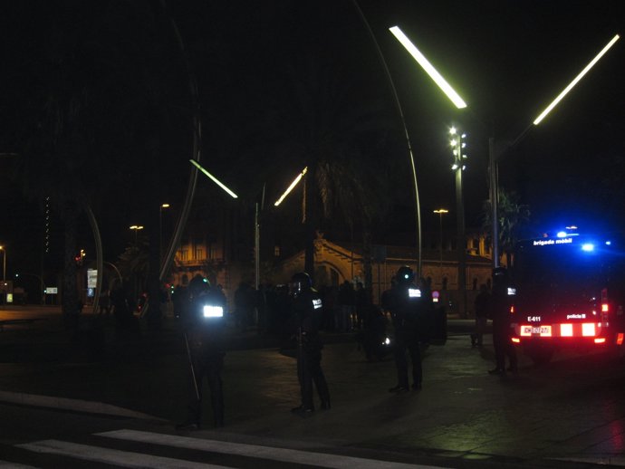 'Indignados' Ante El Hotel De La Noche Electoral Del PP Catalán (2011)