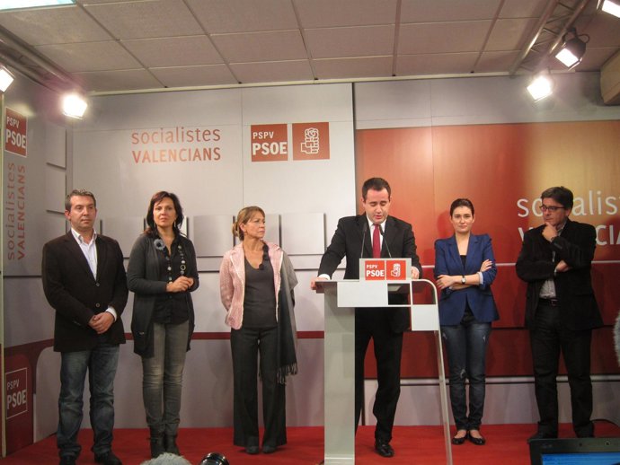 Jorge Alarte Junto A Miembros De La Candidatura Socialista