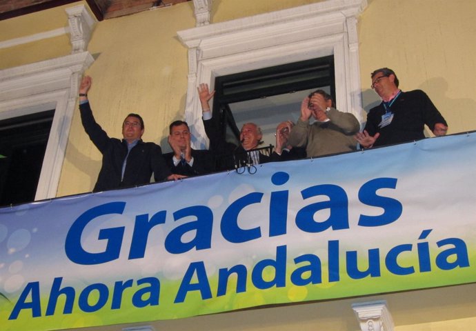 Arenas, Junto A Sanz Y Otros Dirigentes Del PP En El Balcón De La Sede Regional