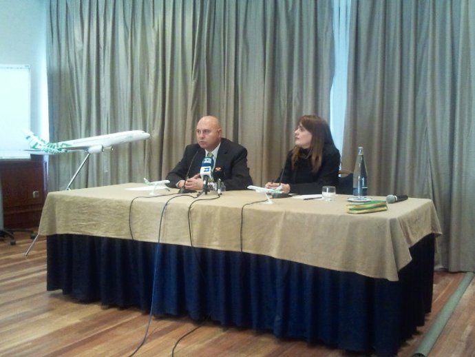 Presidente De Mint Airways Durante La Rueda De Prensa         