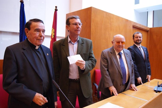 Los Caballeros Del Monasterio De Yuste Donan 6.000 Euros A La Mesa Solidaria 