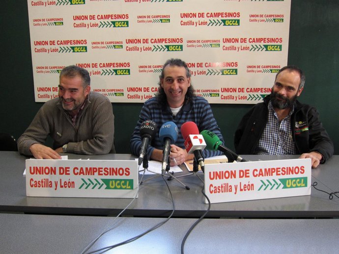 González Palación, En El Centro, Durante La Rueda De Prensa De Hoy