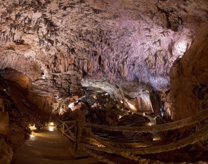 Vista De La Gran Rotonda, En El Interior De La Cueva De Valporquero