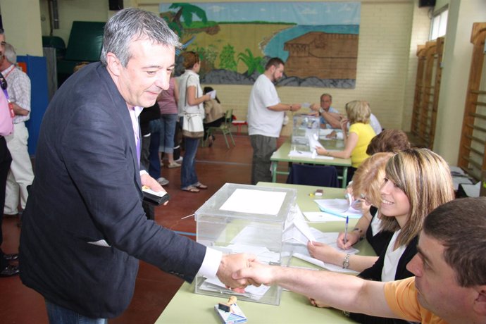 Gregorio Gordo Votando