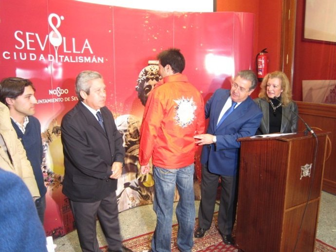 Zoido Señala La Chaqueta De Uno De Los Voluntarios De Loa Final