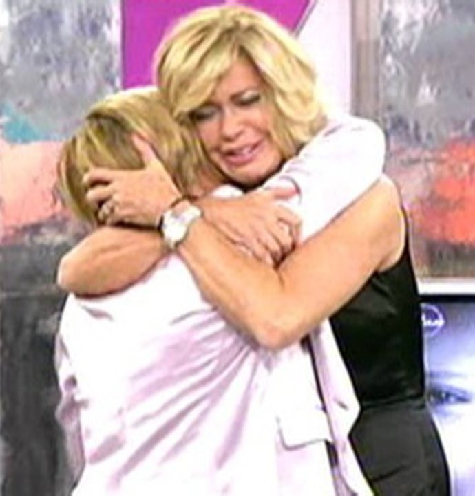 Bárbara Rey Y Chelo García Cortés Se Funden En Un Emotivo Abrazo 