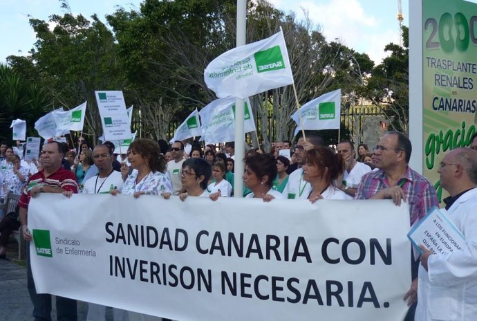 Concentración De Los Profesionales Sanitarios En El Exterior Del HUC.