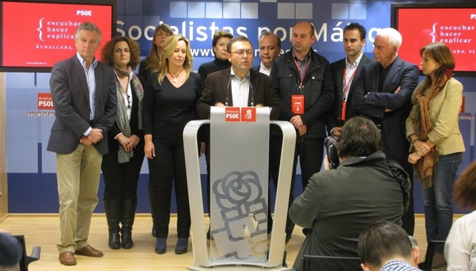 Heredia Y Conejo Junto Con Miembros Del PSOE En La Noche Electoral