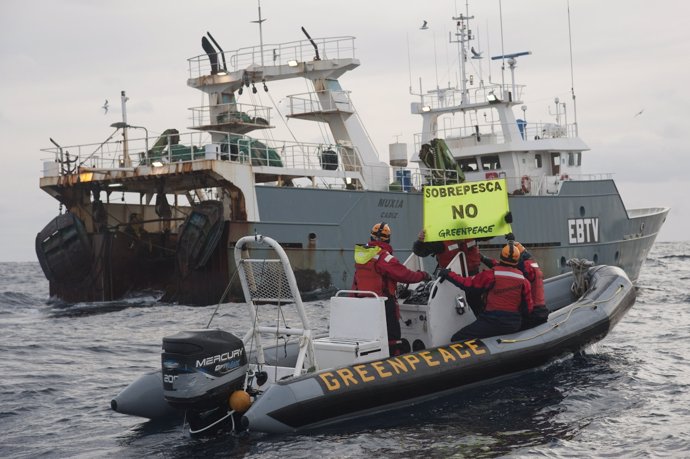 Greenpeace Ship's Arctic Sunrise Activists Attached A Float On The Cable Net Of 