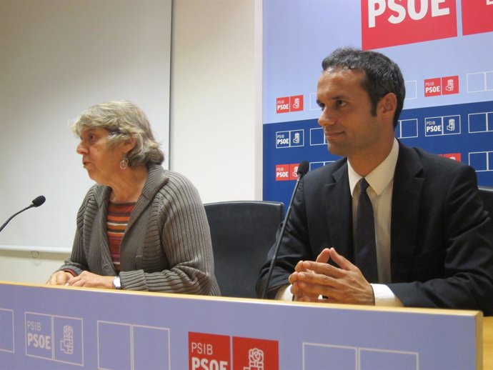 Rosamaria Alberdi Y Pablo Martín En La Sede Del PSIB.