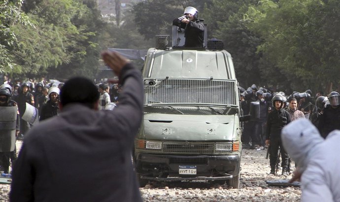 Manifestantes Se Enfrentan A La Policía En Nuevos Disturbios En El Cairo
