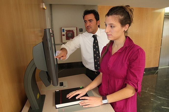 Imagen De Una Mujer Junto Con Un Ordenador