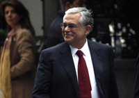 Papademos cree que los eurobonos podrían ayudar a "superar la crisis" a Grecia