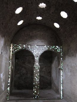 Proyección Visual En Una Sala De Los Baños Árabes De Granada