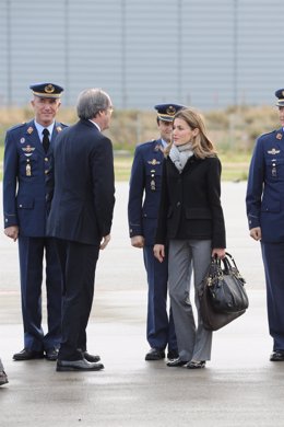 La Princesa Letizia Saluda A Los Oficiales Antes De Viajar                      