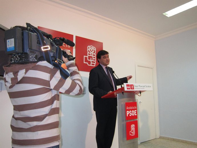 El Portavoz Del Grupo Municipal Socialista, Gabriel Cruz, En Rueda De Prensa.