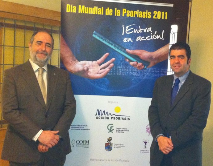 Alfonso, A La Derecha, Y Alcaraz, Presidente Del Colegio De Farmacéuticos. 