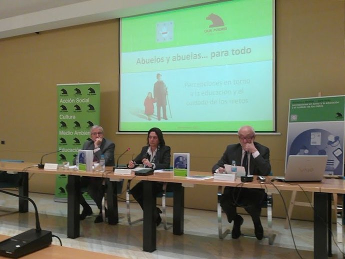 Presentación Del Estudio 'Abuelos Y Abuelos Para Todo' En La Sede De Caja Madrid