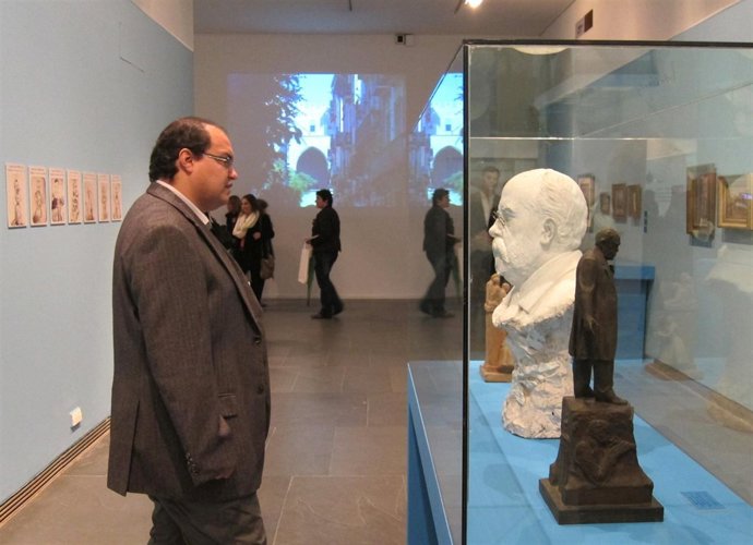 Un Espectador Ante El Busto De Llorente En La Expsoición Del Muvim