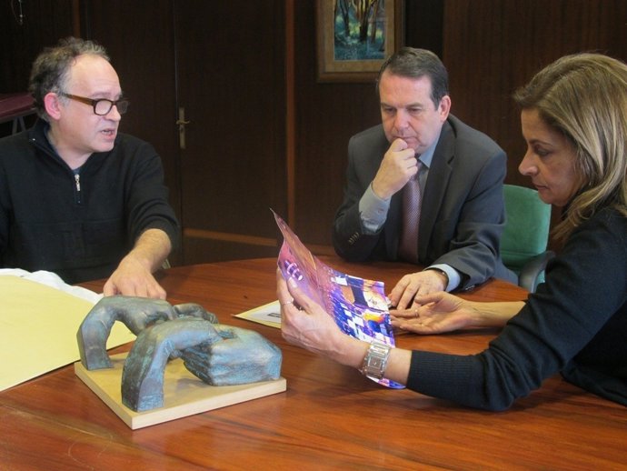 El alcalde de Vigo, Abel Caballero, con cantante de Siniestro