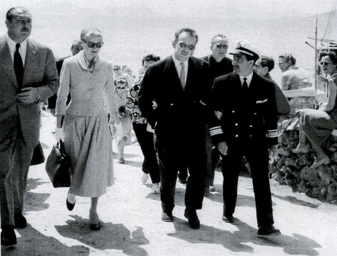 Los Príncipes Gracia Y Rainiero De Mónaco Andando